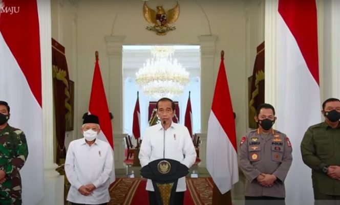 					Tangkapan Layar - Presiden RI Joko Widodo di Istana Merdeka, Jakarta, Senin (26/4), memberikan penghargaaan kenaikan pangkat satu tingkat lebih tinggi serta bintang jasa Jalasena kepada 53 prajurit Angkatan Laut yang gugur karena tenggelamnya kapal selam KRI Nanggala-402 di perairan utara Pulau Bali. (Youtube Sekretariat Presiden)