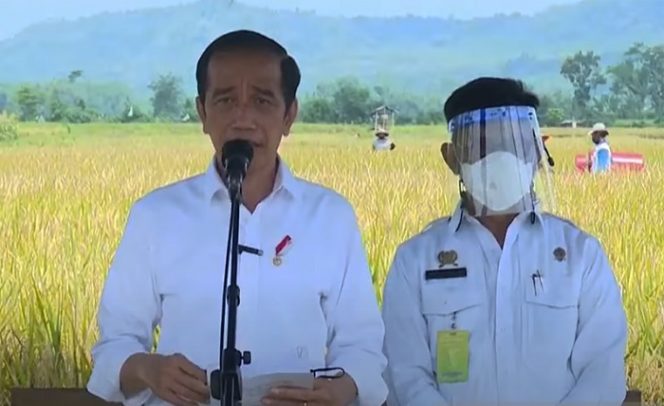 					Tangkapan layar - Presiden Joko Widodo pada saat memberikan pengarahan dalam rangkaian kunjungan kerja di Provinsi Jawa Timur, di Desa Kanigoro, Kabupaten Malang, Kamis (29/4/2021). ANTARA/HO-Youtube Sekretariat Presiden/Vicki Febrianto.