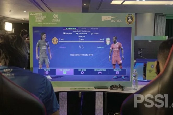					Peserta turnamen gim sepak bola elektronik FIFA yang digelar PSSI, ePiala Indonesia 2021 bertanding di Jakarta, Kamis (1/4/2021). Kompetisi itu berlanjut ke babak 16 besar yang berlangsung pada Jumat (2/4). ANTARA/HO/PSSI.