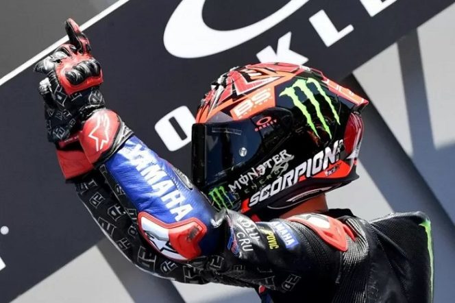 					Pebalap tim Monster Energy Yamaha Fabio Quartararo melakukan selebrasi setelah menjuarai Grand Prix Italia di Sirkuit Mugello, Minggu (30/5/2021). (ANTARA/AFP/Tiziana Fabi)