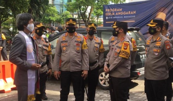 					Kapolrestabes Makassar Dampingi Kapolda Pantau Keamanan Perayaan di Gereja
