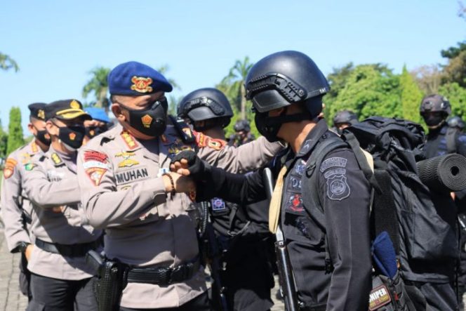 					Personel Brimob yang pulang bertugas dari Papua tiba dengan selama di Makassar, Rabu 26 Mei 2021. (Foto: Polda Sulsel)