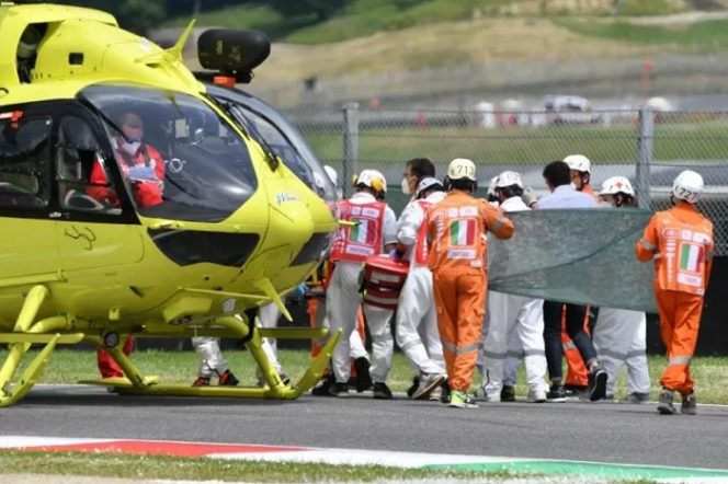 					Petugas medis mengevakuasi pebalap Swiss Jason Dupasquier ke helikopter setelah mengalami kecelakan di babak kualifikasi 2 Moto3 Grand Prix Italia di Sirkuit Mugello, (29/5/2021) (ANTARA/AFP/Tiziana Fabi)