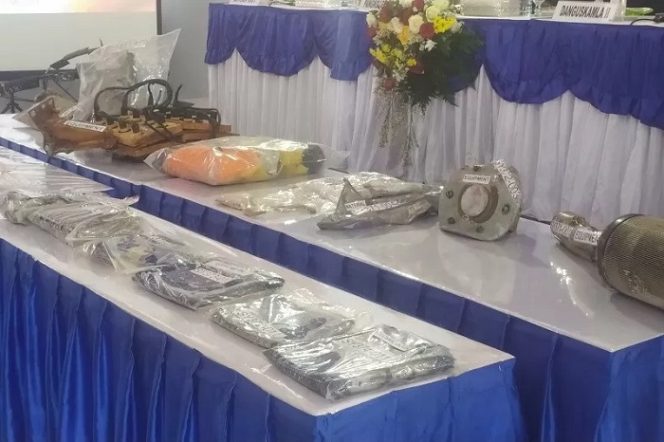 					Beberapa potongan badan kapal yang ditemukan Kapal China di perairan utara Bali, dalam konferensi pers di Lanal Denpasar, Bali, Selasa (18/05/2021). ANTARA/Ayu Khania Pranisitha. (Antara/Ayu Khania Pranisitha/2021)