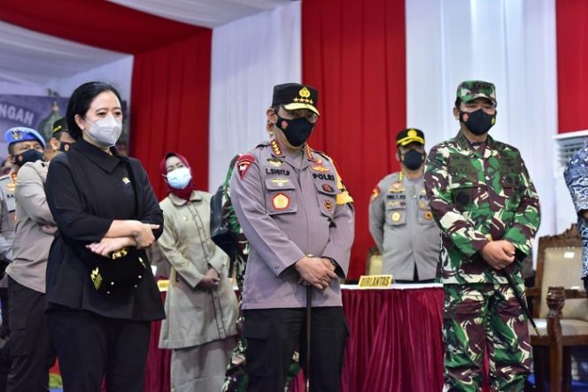 					Kapolri Jenderal Polisi Listyo Sigit Prabowo bersama Ketua DPR Puan Maharani dan Panglima TNI Marsekal Hadi Tjahjanto meninjau Operasi Ketupat 2021 di Tol Pejagan, Brebes, Jawa Tengah, Minggu (9/5/2021). ()