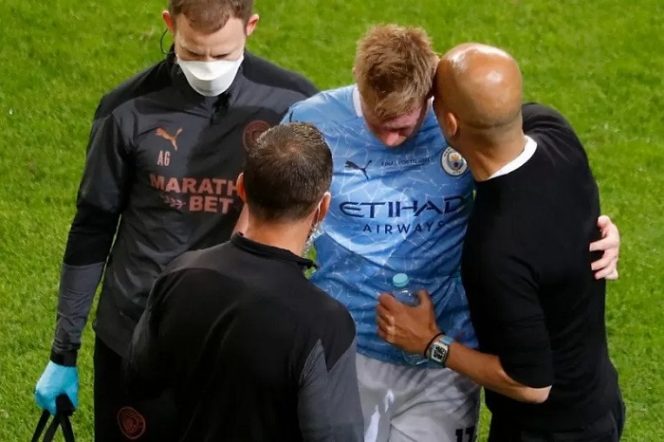 					Gelandang Manchester City asal Belgia, Kevin De Bruyne, dipapah keluar saat final Liga Champions melawan Chelsea di Stadion Dragao, Porto, 29 Mei 2021. ANTARA/AFP/SUSANA VERA.
