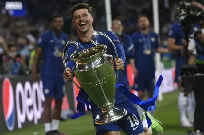 					Mason Mount memegang trofi Liga Champions usai Chelsea kalahkan Manchester City di laga final di Estadio do Dragao, Porto, Portugal pada 30 Mei 2021. ANTARA/Pool via REUTERS/PIERRE-PHILIPPE MARCOU.