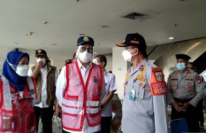 					Menteri Perhubungan Budi Karya Sumadi (tengah) ketika meninjau proses pemeriksaan tes usap antigen di gedung kedatangan Terminal Pulo Gebang, Jakarta Timur pada masa larangan mudik, Sabtu (8/5/2021). (ANTARA/Dewa Ketut Sudiarta Wiguna)