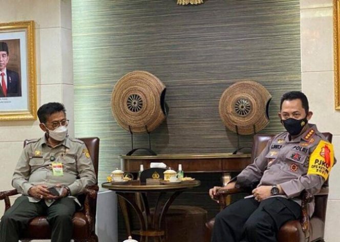 					Kapolri Jenderal Listyo Sigit Prabowo dan Menteri Pertanian Syahrul Yasin Limpo di Ruang Rapat Kapolri, Mabes Polri, Jakarta, Senin (17/5/2021). (int)