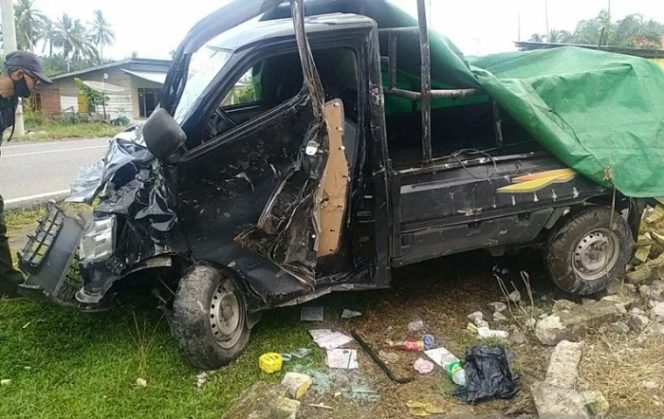 					Mobil pick up Grand Max menabrak pagar sekolah dasar di Desa Pulau Makmur, Kabupaten Mukomuko, Provinsi Bengkulu, Sabtu (29/5/2021). ANTARA/Dok.Antarabengkulu,com