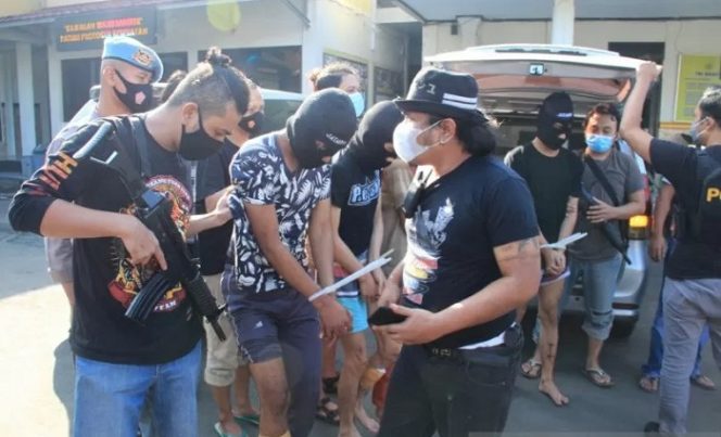 					Dua dari empat tersangka kasus penganiayaan terhadap seorang warga Tipar, Kecamatan Citamiang, Kota Sukabumi, Jabar ditembak karena melawan saat hendak ditangkap Satuan Reskrim Polres Sukabumi Kota di lokasi persembunyiannya di wilayah Kecamatan Sagaranten, Kabupaten Sukabumi, Jabar. ANTARA/Aditya Rohman.