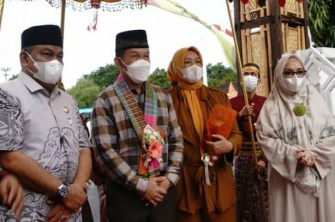 					Pangdam Hasanuddin Dianugerahi Gelar Kehormatan “La Mappawatang Daeng Malinta” dari Dewan Adat Bone