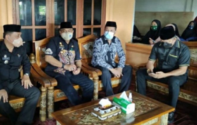 					Kepala Desanya Meninggal, Bupati Bone Langsung Melayat ke Rumah Duka