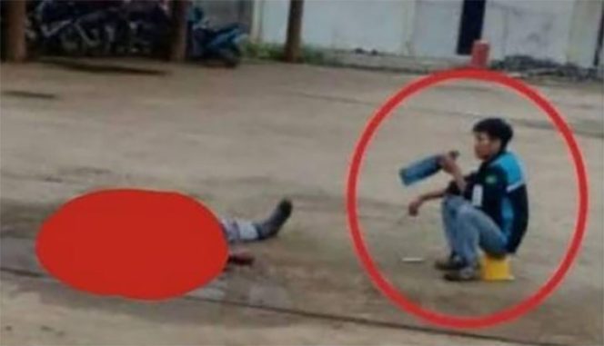 					Viral, Seorang Pemuda Duduk Santai Disamping Mayat Atasannya Setelah Menikamnya Hingga Tewas