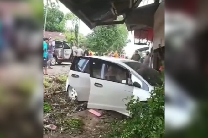 					Kehilangan Kendali, Sebuah Minibus Menabrak Rumah dan Warga di Kab Bone