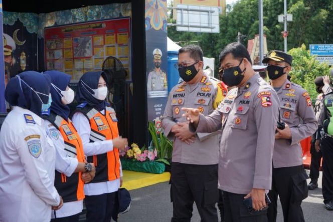 					Kepala Tim Was Ops Itwasum Mabes Polri, Brigjen Pol Drs. Lukas Arry Dwiko Utomo saat didampingi Kapolrestabes Makassar, Kombes Pol Witnu Urip Laksana.