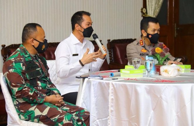 					Bupati Kudus HM Hartopo memimpin rapat penanganan lonjakan Covid-19 di Kudus, di pendapa kabupaten setempat, Jumat (28/5/2021).