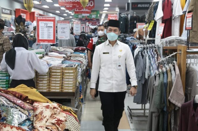 					Bupati Kudus HM Hartopo saat sidak di salah satu pusat perbelanjaan di wilayahnya. 