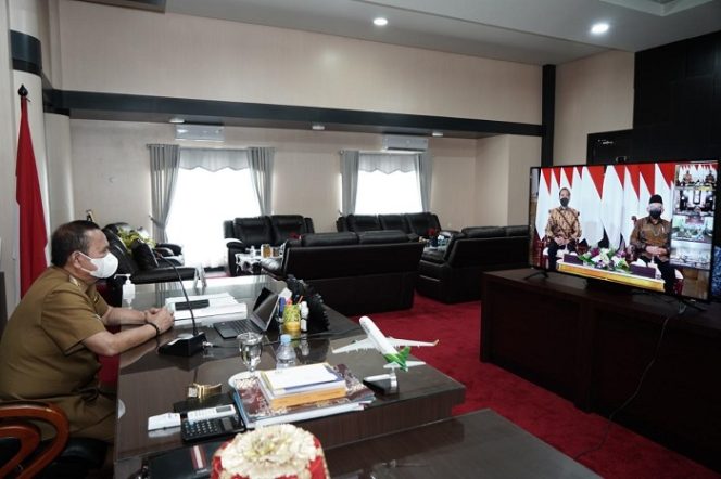 					Bupati Luwu Dr H Basmin Mattayang mengikuti rakor secara virtual tersebut di ruang kerjanya, kompleks perkantoran Bupati Luwu, Kelurahan Senga, Kecamatan Belopa, Senin (17/5/2021). Rakor ini dipimpin langsung Presiden Joko Widodo.