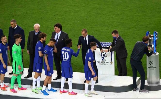 					Manajer Chelsea Thomas Tuchel mencium trofi Liga Champions usai babak final Liga Champions di Estadio do Dragao, Porto, Portugal, Sabtu (29/5/2021) waktu setempat. Gol tunggal Kai Havertz pada menit ke-42 ke gawang The Citizens bawa The Blues jadi juara Liga Champions. ANTARA FOTO/Michael Steel/Pool via REUTERS/wsj.