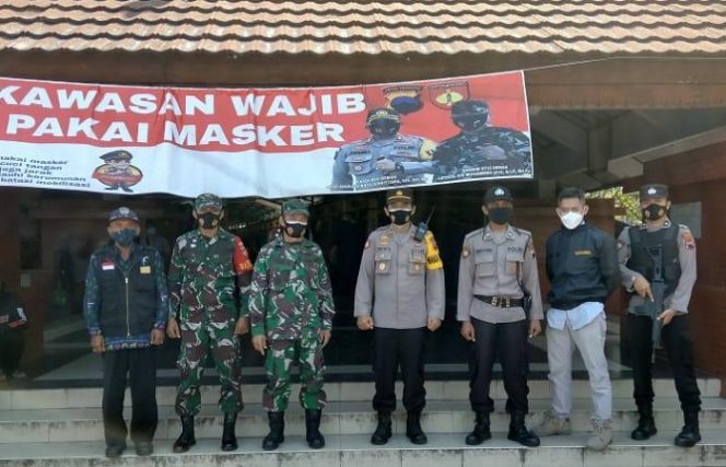 					Pihak Koramil dan Polsek Demak Kota melakukan patroli untuk mengecek obyek wisata. Pihak Pemkab Demak menutup sementara obyek wisata saat libur lebaran. ()