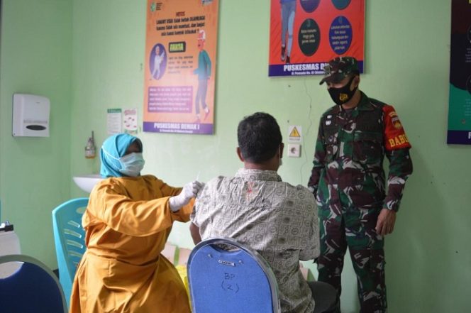 					Vaksinasi Covid-19 bagi purnawirawan dan warakawuri yang digelar Kodim 0716/Demak di Puskesmas Demak I, Jl Pemuda, Petengan Selatan, Kecamatan Demak, Kabupaten Demak, Jawa Tengah, Rabu (19/5/2021).