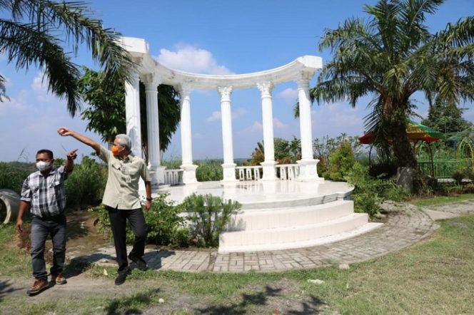 					Gubernur Jateng Ganjar Pranowo saat meninjau salah stau tempat wisata di Boyolali.