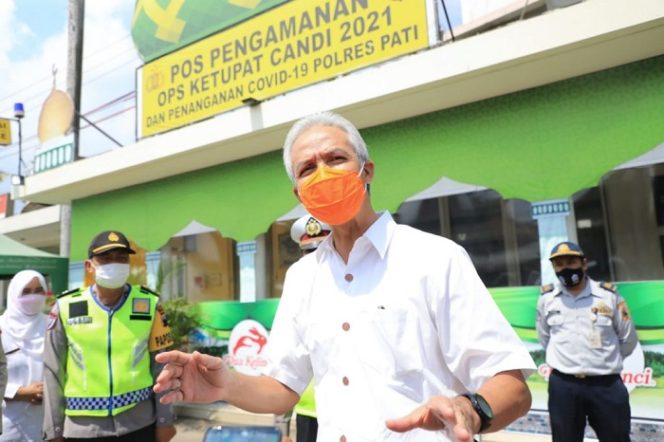 					Gubernur Jawa Tengah Ganjar Pranowo melakukan pengecekan Pos Penyekatan Kudus-Pati, Kamis (12/5/2021).