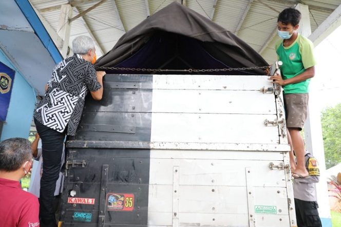 					Gubernur Jawa Tengah, Ganjar Pranowo, memeriksa isi salah satu truk saat pemantauan di Jembatan Timbang Ajibarang Banyumas, Jumat (7/5/2021).