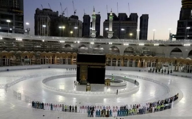 					Ilustrasi - Jamaah menunaikan sholat Tarawih di Masjidil Haram, Mekah, Arab Saudi, di tengah merebaknya wabah COVID-19, Jumat (24/4/2020). (ANTARA FOTO/REUTERS/Yasser Bakhsh/pras)