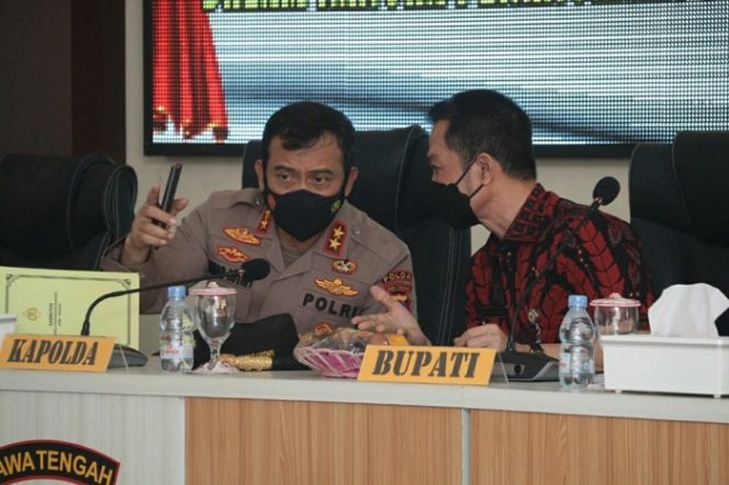 					Kapolda Jateng Irjen Pol Ahmad Luthfi dan Bupati Kudus HM Hartopo.