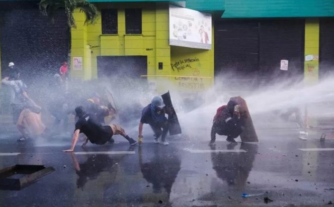 					Pengunjuk rasa bentrok dengan polisi saat protes memasuki pekan keempat dengan mogok nasional baru yang diserukan oleh serikat pekerja, mahasiswa dan organisasi menuntut serangkaian perubahan sosial, di Medellin, Kolombia, Rabu (19/5/2021). ANTARA FOTO/REUTERS/Santiago Mesa/foc/cfo (REUTERS/STRINGER)