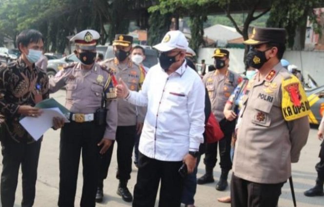 					Komisioner Kompolnas Pudji Hartanto saat memimpin pemantauan pos penyekatan pemudik di Pulomerak, Kota Cilegon, Banten, Kamis (6/5/2021).