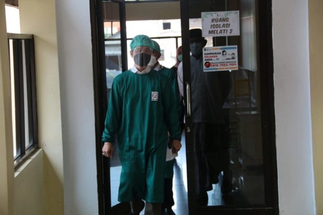 					Bupati Kudus HM Hartopo meninjau kesiapan tenaga kesehatan, ruang isolasi, dan ketersediaan peralatan pendukungnya di RSUD dr Loekmono Hadi, Jumat (21/5/2021).