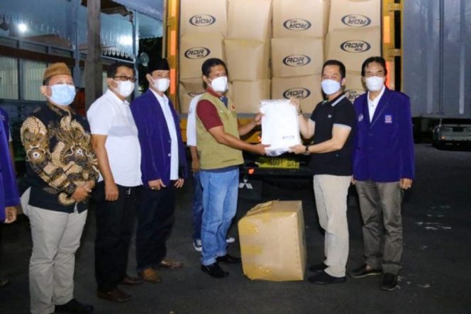 					Bupati Kudus HM Hartopo menerima bantuan APD berupa 10.000 unit baju hazmat di pendapa kabupaten, Sabtu (29/5/2021).