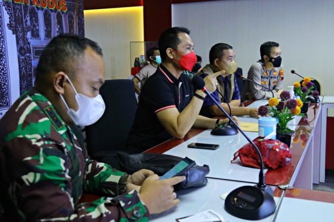 					Bupati Kudus HM Hartopo saat memimpin rapat penanganan Covid-19 di Command Center Dinas Kominfo, Selasa (25/5/2021).