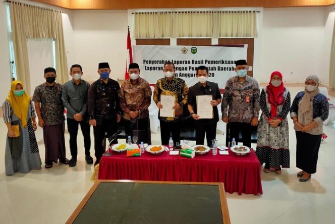 					Bupati Luwu H. Basmin Mattayang didampingi Wakil Ketua DPRD Luwu Zulkifli, Pj Sekda Luwu H Sulaiman, Kepala BPD Moch Arsal Arsyad, Kepala Inspektorat Andi Palanggi di Aula Rujab Bupati Luwu, menerima opini WTP dari BPK yang ke-6 kali.