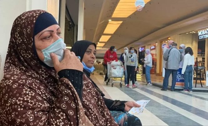 					Warga Mesir memakai masker di dalam pusat perbelanjaan City Centre menjelang Black Friday, ditengah pandemi virus corona (COVID-19) di wilayah pinggiran Maadi, Kairo, Mesir, Kamis (26/11/2020). ANTARA FOTO/REUTERS/Amr Abdallah Dalsh/NZ/djo