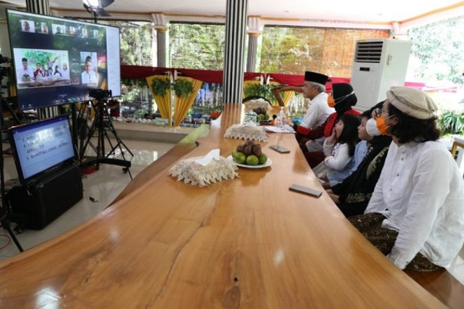 					Gubernur Jawa Tengah Ganjar Pranowo menggelar open house virtual Idul Fitri 1442 H di rumah dinasnya, Kamis (13/5/2021).