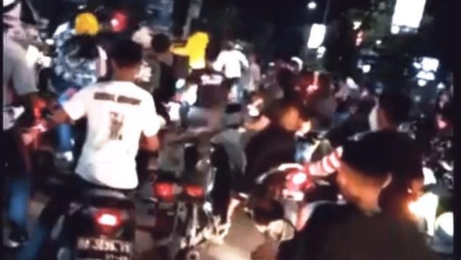 					Tangkapan Layar Video Viral Perkelahian antara Pengantar Jenazah dengan Pengendara Lain. 