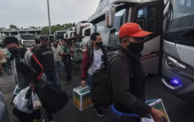 					Sejumlah calon penumpang besiap menaiki bus di terminal Bekasi, Jawa Barat, Minggu (2/5/2021). ANTARA FOTO/ Fakhri Hermansyah/foc. (ANTARA FOTO/Fakhri Hermansyah)
