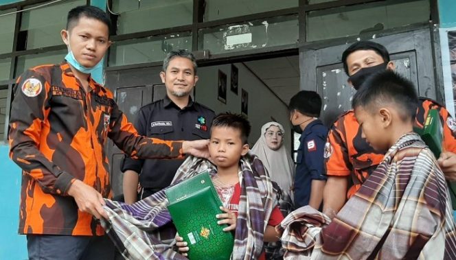 					Dapat Sarung dan Sunat Gratis, Peserta: Terima Kasih Kak Arham Basmin