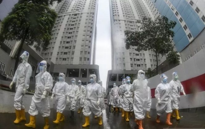 					Dokumentasi - Sejumlah tenaga kesehatan berjalan menuju ruang perawatan pasien COVID-19 di Rumah Sakit Darurat (RSD) COVID-19, Wisma Atlet Kemayoran, Jakarta, Selasa (26/1/2021). (ANTARA FOTO/M Risyal Hidayat/wsj.)
