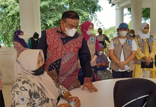 					Bupati Bone Tinjau Pemberian Vaksin Covid-19 di Lapangan Merdeka Watampone