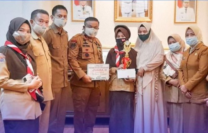 					Bupati Bone Serahkan Piala Siswa Berprestasi Lomba Dai