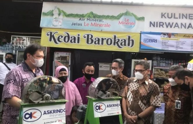 					Menteri Koordinator Bidang Perekonomian Airlangga Hartarto (kiri) saat mengunjungi usaha milik salah satu alumni program Kartu Prakerja di Kota Bogor, Jawa Barat, Kamis (3/6/202). ANTARA/HO-Kemenko Perekonomian