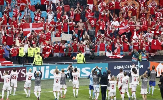 					Pemain Denmark melakukan selebrasi di depan para pedukungnya usai mengalahkan Wales pada pertandingan babak 16 Besar Kejuaraan Piala Eropa 2020 di Johan Cruijff ArenA, Amsterdam, Belanda, Sabtu (26/6/2021). Lumat Wales 4-0, Denmark melenggang ke babak perempat final Euro 2020. ANTARA FOTO/Koen Van Weel/Pool via REUTERS/wsj.