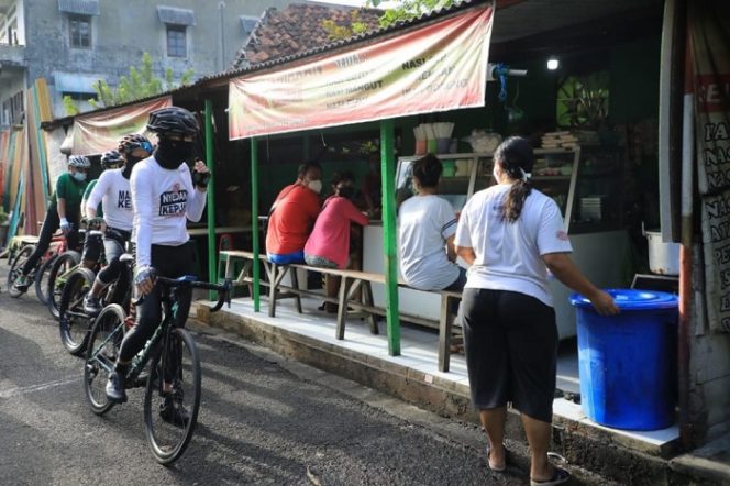 					Gubernur Jawa Tengah Ganjar Pranowo berhenti di depan sebuah warung, Jumat (25/6/2021), dan mengingatkan warga untuk selalu menaati protokol kesehatan.