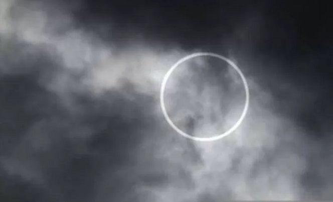 					Matahari dan bulan akan sejajar di atas bumi dalam peristiwa astronomi yang langka yang akan meredupkan langit dan mengubah matahari menjadi cincin api yang menyala-nyala. ANTARA/REUTERS /Toru Hanai/am.