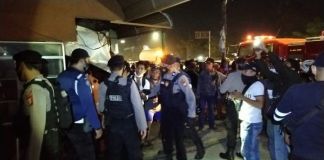 Proses evakuasi yang dilakukan personil Polres Gowa di Lokasi Kebakaran Senin (31/5) malam. (Foto: berita.news/Putri).